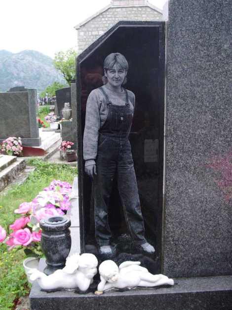 Lápida en un pueblecito de Montenegro